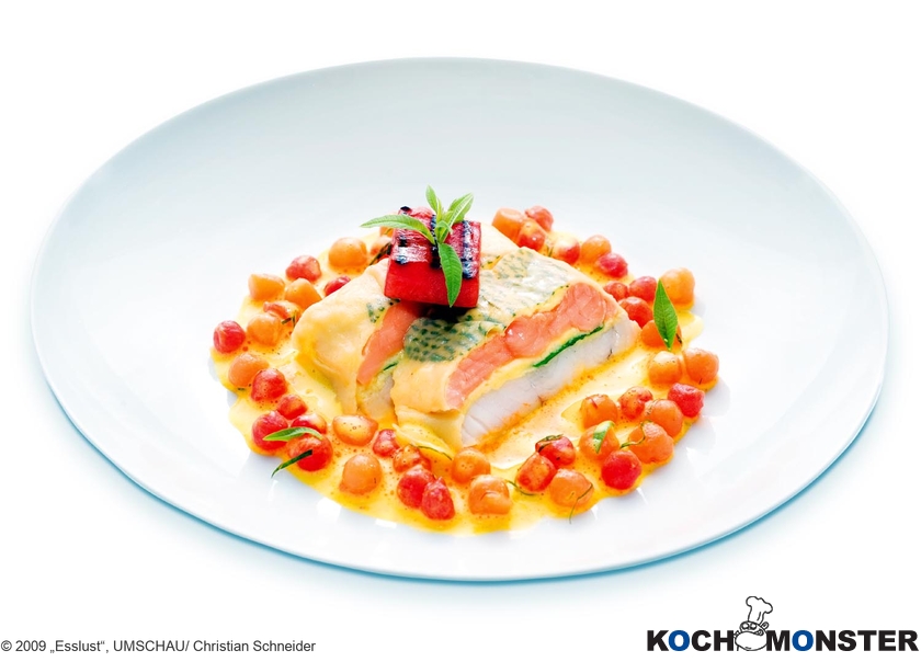 Zander-Lachsforellen-Schnitte im Nudelblatt mit sautierten Melonenkugeln in Limettensauce
Foto (c) 2009 „Esslust“, UMSCHAU/ Christian Schneider
(stark reduzierte Bildqualität) Zander-Lachsforellen-Schnitte im Nudelblatt mit sautierten Melonenkugeln in Limettensauce