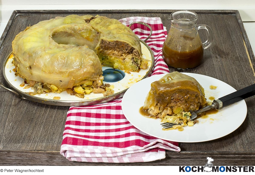 Kohl-Gugelhupf mit Speck-Zwiebel-Sauce
Foto (c) Peter Wagner/kochtext
(stark reduzierte Bildqualität) Kohl-Gugelhupf mit Speck-Zwiebel-Sauce