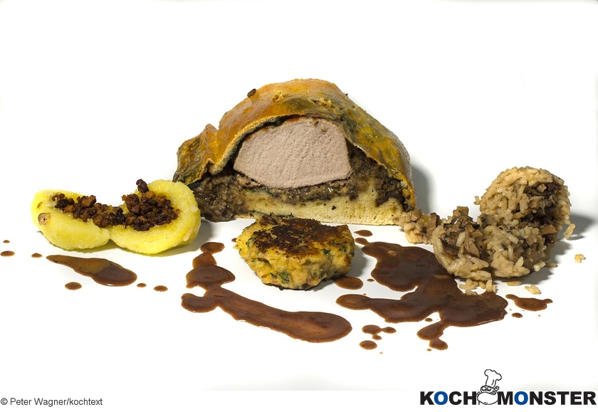 Duroc-Lachs „Wellington“ mit Knödeldreierlei und Zwiebelsauce
Foto (c) Peter Wagner/kochtext
(stark reduzierte Bildqualität) Duroc-Lachs „Wellington“ mit Knödeldreierlei und Zwiebelsauce