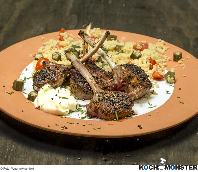 Lammkoteletts mit Gemüsecouscous
Foto (c) Peter Wagner/kochtext
(stark reduzierte Bildqualität) Lammkoteletts mit Gemüsecouscous