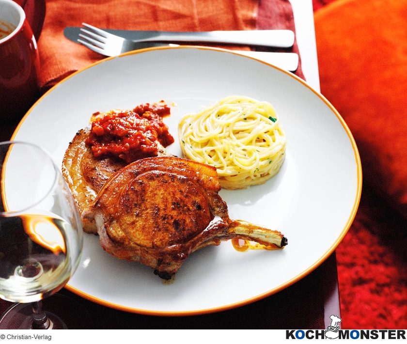 Schweinekotelett mit roter Paprikasauce und Nudelauflauf