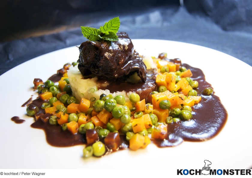 Kalbsbacken mit Gemüse und geräuchertem Kartoffelstampf
Foto (c) kochtext / Peter Wagner
(stark reduzierte Bildqualität) Kalbsbacken mit Gemüse und geräuchertem Kartoffelstampf