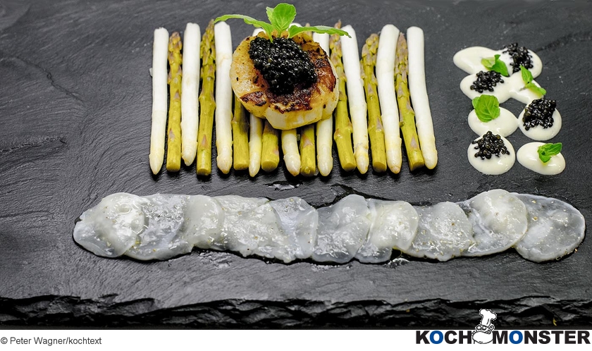 BBQ und Carpaccio von der Jakobsmuschel
Foto (c) Peter Wagner/kochtext
(stark reduzierte Bildqualität) BBQ und Carpaccio von der Jakobsmuschel