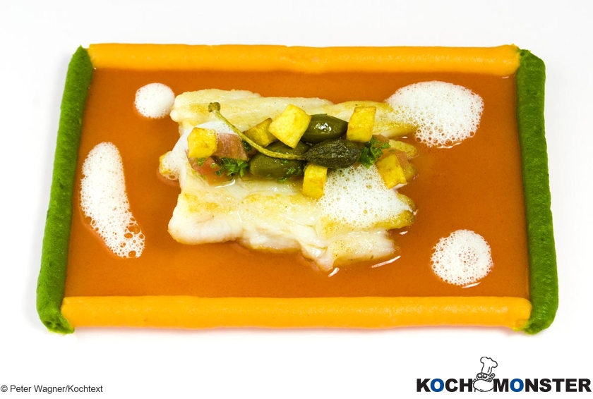 Rochenflügel sautiert | Kräuterpüree | Kapernvinaigrette | Paprikasud
Foto (c) Peter Wagner/Kochtext
(stark reduzierte Bildqualität) Rochenflügel sautiert | Kräuterpüree | Kapernvinaigrette | Paprikasud