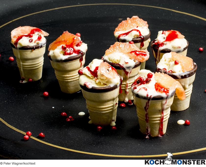 Honig-Eiscreme mit rotem Pfeffer und Blutorangen
Foto (c) Peter Wagner/kochtext
(stark reduzierte Bildqualität) Honig-Eiscreme mit rotem Pfeffer und Blutorangen