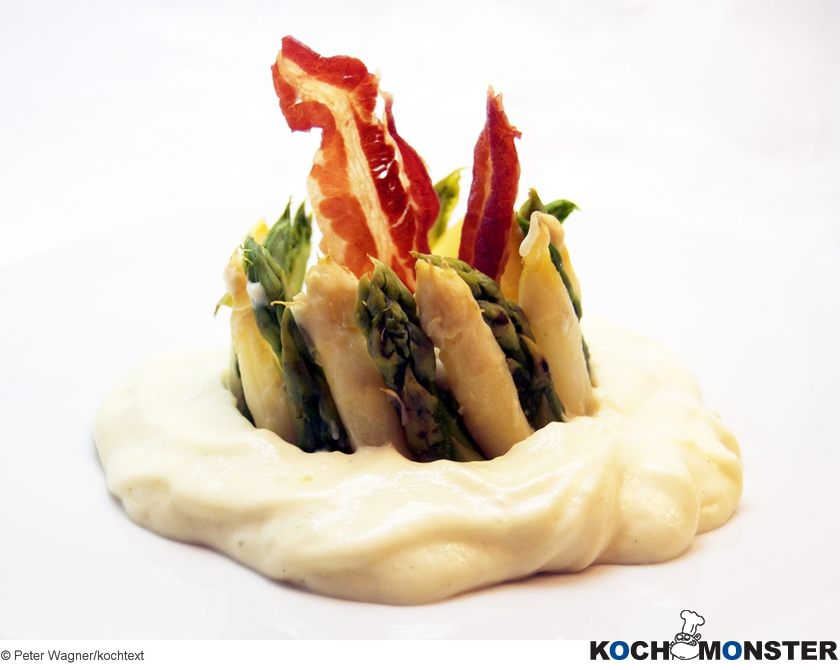 Spargel-Charlotte mit Kartoffel-Speck-Espuma
Foto (c) Peter Wagner/kochtext
(stark reduzierte Bildqualität) Spargel-Charlotte mit Kartoffel-Speck-Espuma