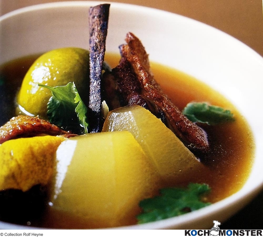Doppelt gedämpfte Entensuppe mit eingelegten Limetten
Foto (c) Collection Rolf Heyne
(stark reduzierte Bildqualität) Doppelt gedämpfte Entensuppe mit eingelegten Limetten