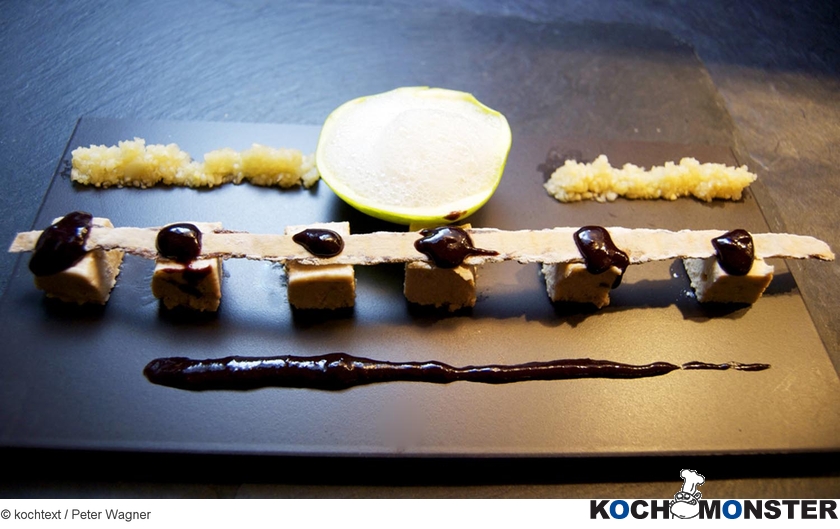 Foie Gras mit Filobrücke, Apfelsalat, Lakritzluft und Banyuls 