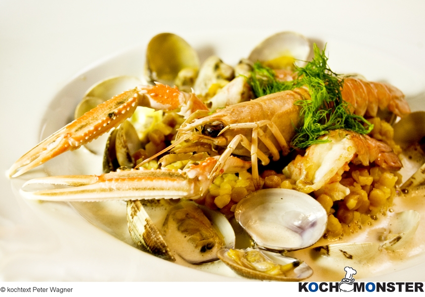 Langostino im Vongolesud mit Fregolarisotto
Foto (c) kochtext Peter Wagner
(stark reduzierte Bildqualität) Langostino im Vongolesud mit Fregolarisotto