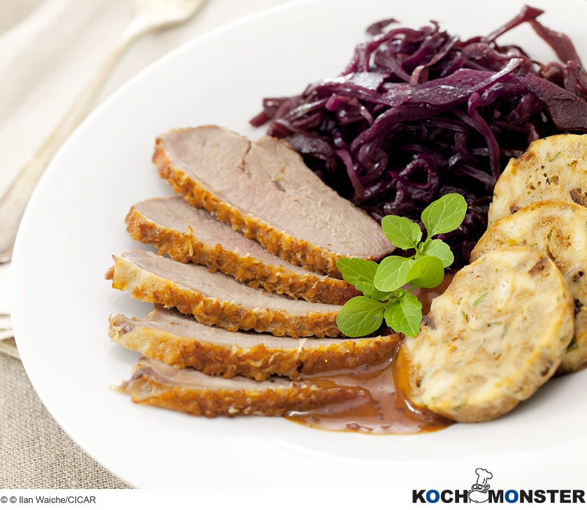 Gebratene Ente mit Gewürzblaukraut und Brezenknödeln
