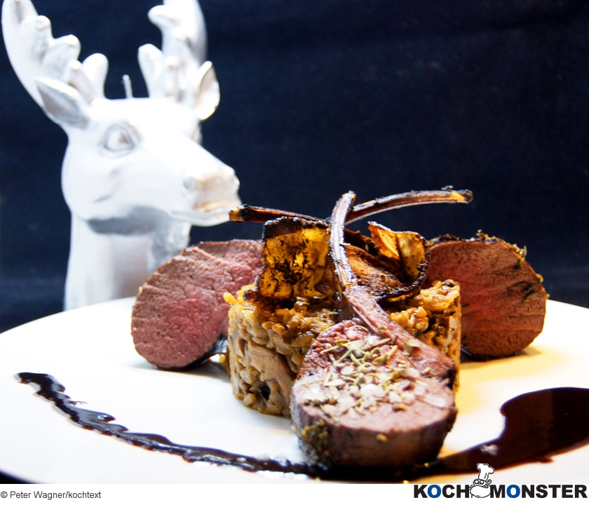 Hirschkarree mit Steinpilzrisotto und Süßholzsauce
Foto (c) Peter Wagner/kochtext
(stark reduzierte Bildqualität) Hirschkarree mit Steinpilzrisotto und Süßholzsauce