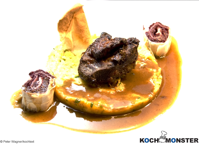 Steckrüben-Petersiliengemüse mit Kalbsbacken und Rotkohlstrudel
Foto (c) Peter Wagner/kochtext
(stark reduzierte Bildqualität) Steckrüben-Petersiliengemüse mit Kalbsbacken und Rotkohlstrudel