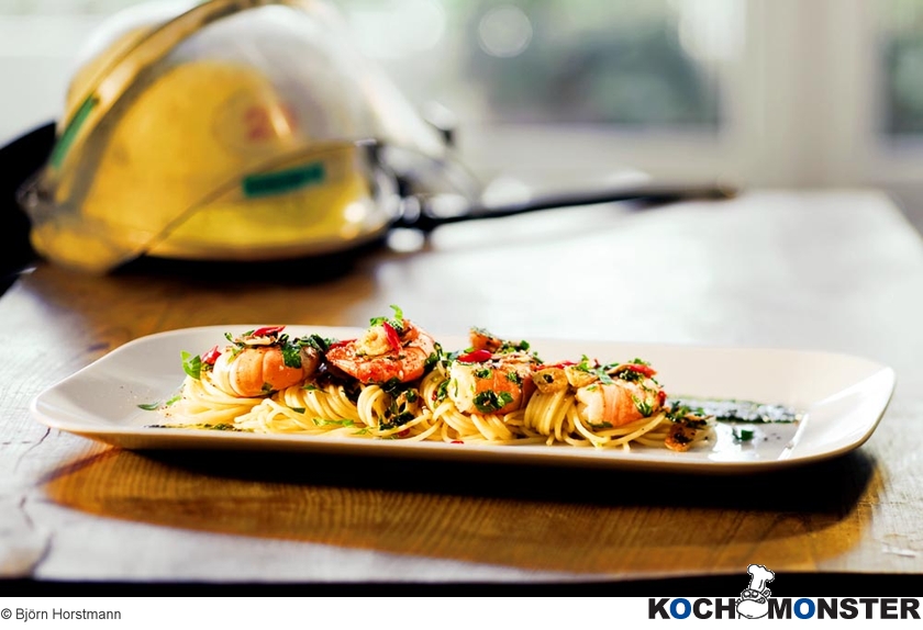 Pasta mit Riesengarnelen und Petersilienpesto
Foto (c) Björn Horstmann
(stark reduzierte Bildqualität) Pasta mit Riesengarnelen und Petersilienpesto