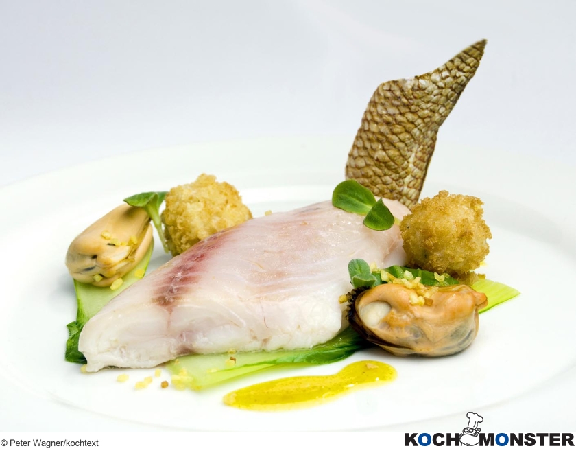 Filet von Dorade mit Mauritius Curry gebackene Muschelbällchen und Paksoy
Foto (c) Peter Wagner/kochtext
(stark reduzierte Bildqualität) Filet von Dorade mit Mauritius Curry gebackene Muschelbällchen und Paksoy