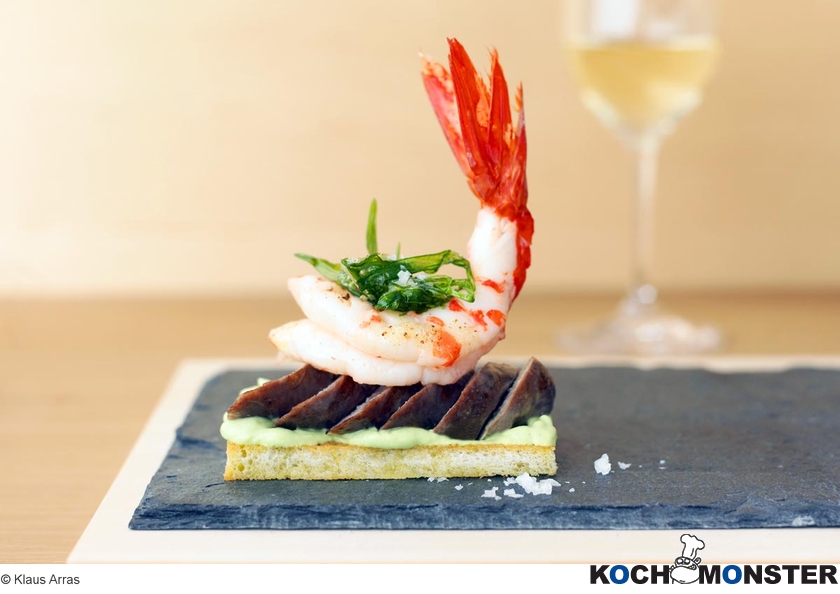 American-Beef-Bratwurstschnecken mit Gambas Carabiniera, Estragonbutter und Avocadocrème (Surf&Turf)
Foto (c) Klaus Arras
(stark reduzierte Bildqualität) American-Beef-Bratwurstschnecken mit Gambas Carabiniera, Estragonbutter und Avocadocrème (Surf&Turf)