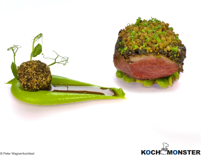 Étouffée Taubenbrust mit Oliven, Orange auf Erbsen und gebackene Taubenpraline auf Erbsencreme
Foto (c) Peter Wagner/kochtext
(stark reduzierte Bildqualität) Étouffée Taubenbrust mit Oliven, Orange auf Erbsen und gebackene Taubenpraline auf Erbsencreme