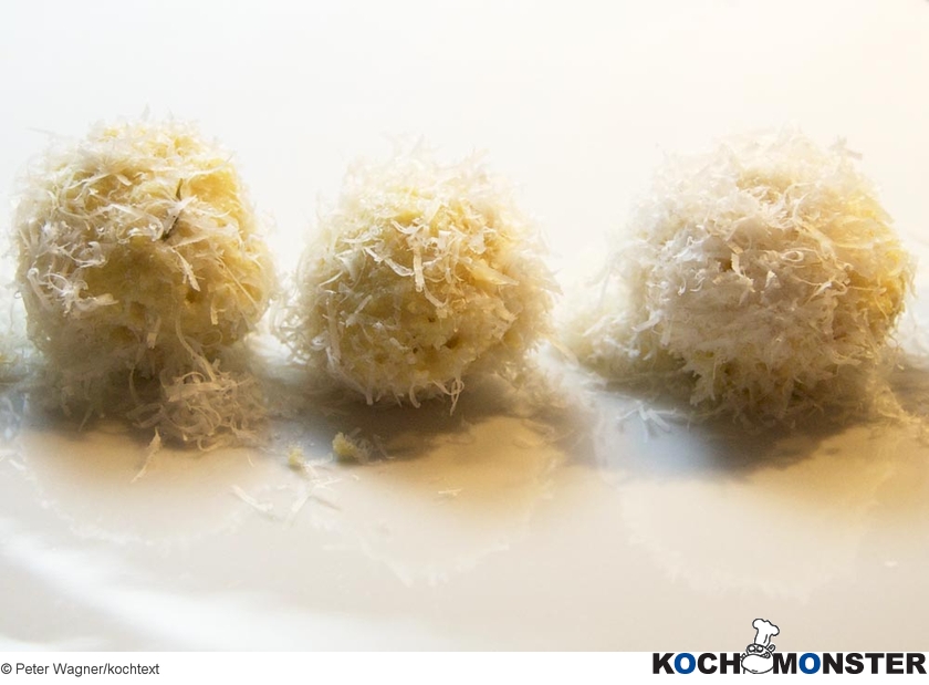 Polentabällchen im Parmesanpelz
Foto (c) Peter Wagner/kochtext
(stark reduzierte Bildqualität) Polentabällchen im Parmesanpelz