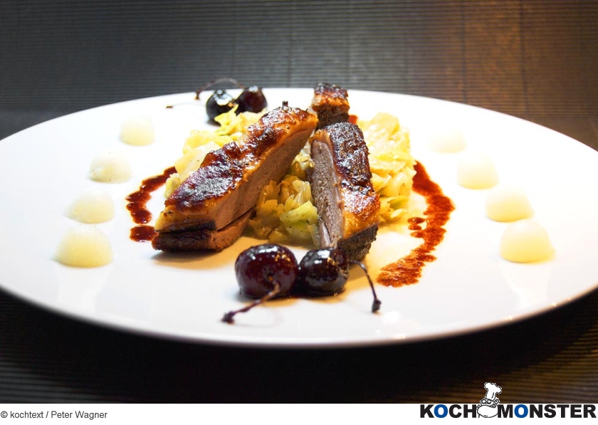 Lackierte Entenbrust mit Kirschsauce, Navetten und Spitzkohl
Foto (c) kochtext / Peter Wagner
(stark reduzierte Bildqualität) Lackierte Entenbrust mit Kirschsauce, Navetten und Spitzkohl
