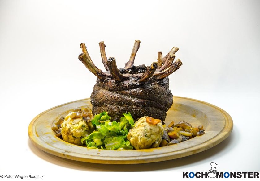 Hirschkrone mit Rosenkohl
Foto (c) Peter Wagner/kochtext
(stark reduzierte Bildqualität) Hirschkrone mit Rosenkohl