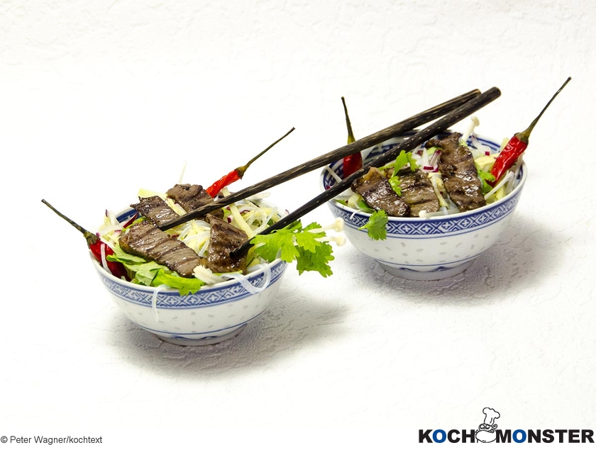 Yakiniku vom Wagyu-Entrecote mit Shirataki-Nudelsalat
Foto (c) Peter Wagner/kochtext
(stark reduzierte Bildqualität) Yakiniku vom Wagyu-Entrecote mit Shirataki-Nudelsalat
