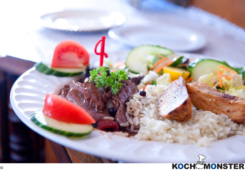 Suprême vom Huhn mit einer Sauce aus wilden Blaubeeren und weißer Schokolade
Foto (c)
(stark reduzierte Bildqualität) Suprême vom Huhn mit einer Sauce aus wilden Blaubeeren und weißer Schokolade