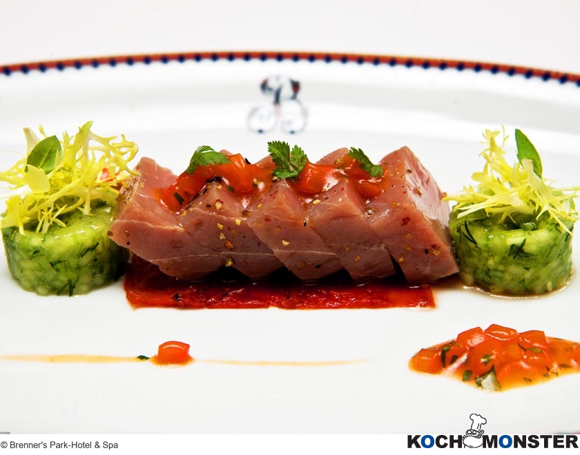 In Olivenöl konfierter Thunfisch auf halbgetrockneten Tomaten an Zitronen-Tomatenvinaigrette
Foto (c) Brenner's Park-Hotel & Spa
(stark reduzierte Bildqualität) In Olivenöl konfierter Thunfisch auf halbgetrockneten Tomaten an Zitronen-Tomatenvinaigrette