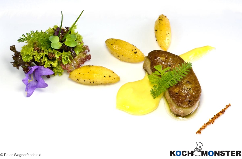 Gebratene Gänseleber mit Maiscreme, glasierten Apfelspalten und Piment d´Espelette