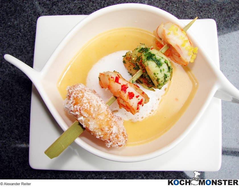 Hummersuppe mit Garnelenspießchen
Foto (c) Alexander Reiter
(stark reduzierte Bildqualität) Hummersuppe mit Garnelenspießchen