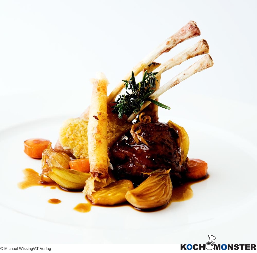 Zweierlei vom Zicklein mit Schmorgemüse und Ziegenkäsekrusteln
Foto (c) Michael Wissing/AT Verlag
(stark reduzierte Bildqualität) Zweierlei vom Zicklein mit Schmorgemüse und Ziegenkäsekrusteln