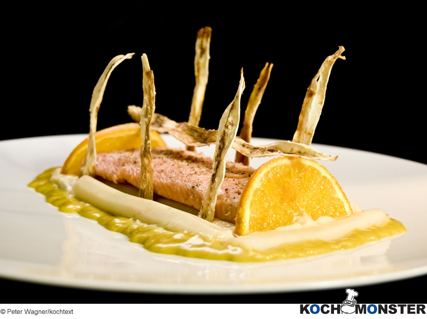 Dreierlei von der Schwarzwurzel mit confiertem Saibling und Estragon-Orangen-Beurre
Foto (c) Peter Wagner/kochtext
(stark reduzierte Bildqualität) Dreierlei von der Schwarzwurzel mit confiertem Saibling und Estragon-Orangen-Beurre