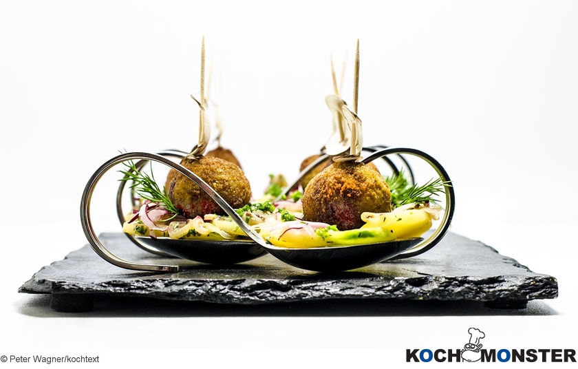 Wiener Backhendl mit Erdäpfel-Gurken-Salat
Foto (c) Peter Wagner/kochtext
(stark reduzierte Bildqualität) Wiener Backhendl mit Erdäpfel-Gurken-Salat