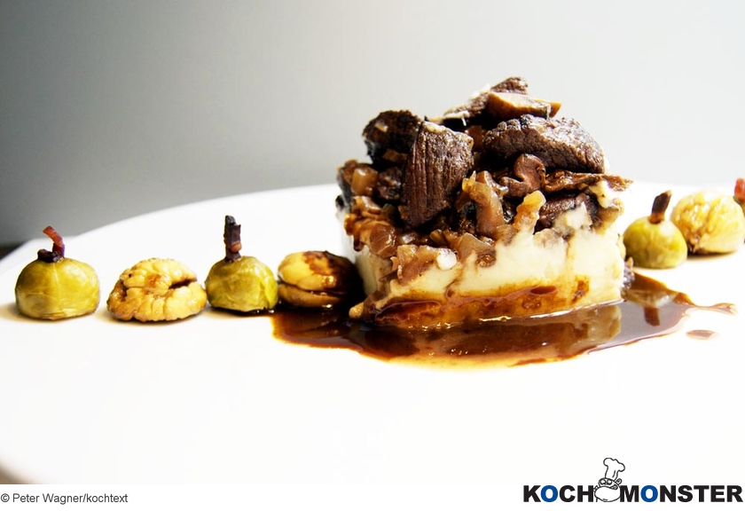 Hirschgulasch mit tasmanischen Pfefferbeeren, Pastinakenpüree, Maronen und Rosenkohl
Foto (c) Peter Wagner/kochtext
(stark reduzierte Bildqualität) Hirschgulasch mit tasmanischen Pfefferbeeren, Pastinakenpüree, Maronen und Rosenkohl