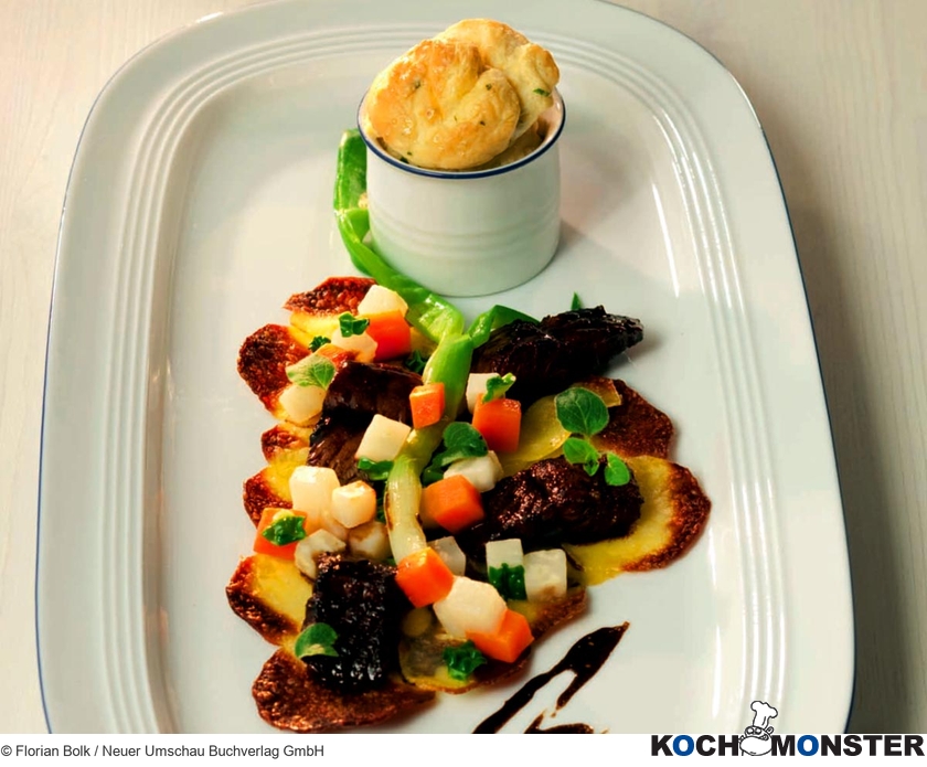Hirnsoufflé mit glasiertem Flussaal und Wurzelgemüse
Foto (c) Florian Bolk / Neuer Umschau Buchverlag GmbH
(stark reduzierte Bildqualität) Hirnsoufflé mit glasiertem Flussaal und Wurzelgemüse
