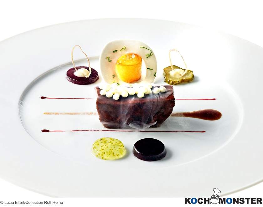 Simmentaler Rinderfilet Stroganow, Sauerrahm, Rote Bete, Gewürzgurke, Kartoffel
Foto (c) Luzia Ellert/Collection Rolf Heine
(stark reduzierte Bildqualität) Simmentaler Rinderfilet Stroganow, Sauerrahm, Rote Bete, Gewürzgurke, Kartoffel