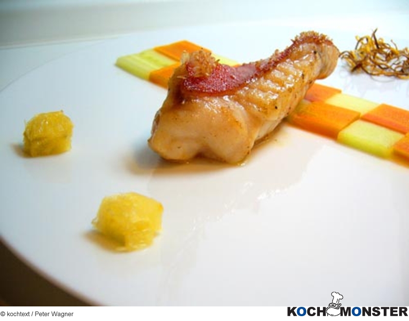 Strawberry Grouper auf Karotten/Gurken-Schach
Foto (c) kochtext / Peter Wagner
(stark reduzierte Bildqualität) Strawberry Grouper auf Karotten/Gurken-Schach