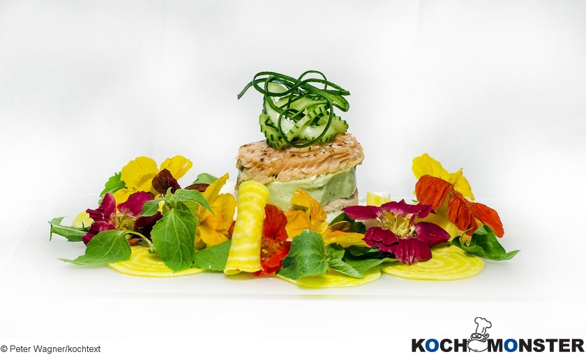 Saibling mit Gurken-Panna-Cotta, Blütensalat und Gin-Schaum
Foto (c) Peter Wagner/kochtext
(stark reduzierte Bildqualität) Saibling mit Gurken-Panna-Cotta, Blütensalat und Gin-Schaum
