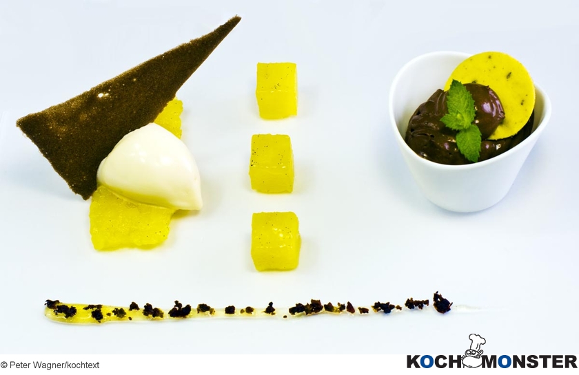 Geschmorte Vanille-Ananas mit Kokoseiscreme und dunklem Schokolademousse mit Olivenbisquit
Foto (c) Peter Wagner/kochtext
(stark reduzierte Bildqualität) Geschmorte Vanille-Ananas mit Kokoseiscreme und dunklem Schokolademousse mit Olivenbisquit