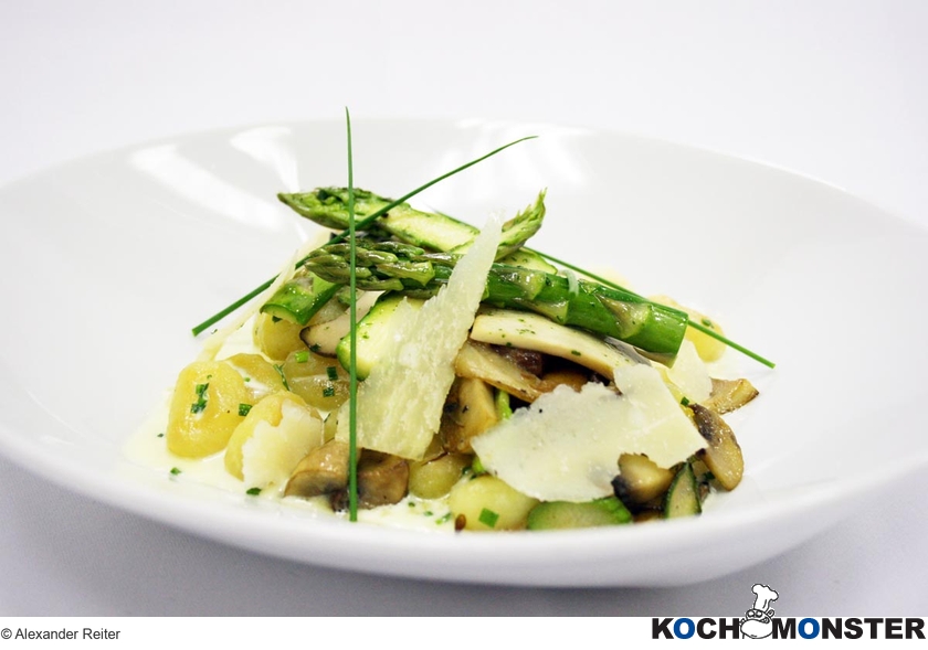 Walnuss-Gnocchi mit Bergkäse, gebratenen Spargelspitzen und Egerlingen