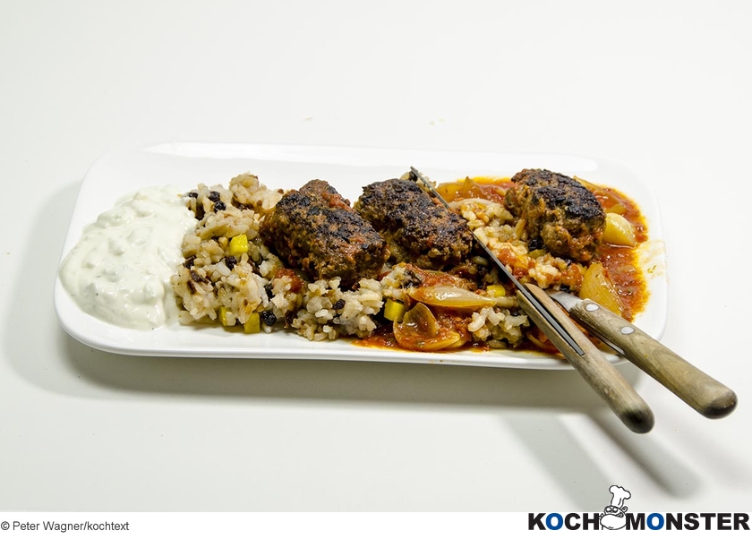 Geschmorte Bifteki mit Korinthenreis und Tzatziki
Foto (c) Peter Wagner/kochtext
(stark reduzierte Bildqualität) Geschmorte Bifteki mit Korinthenreis und Tzatziki
