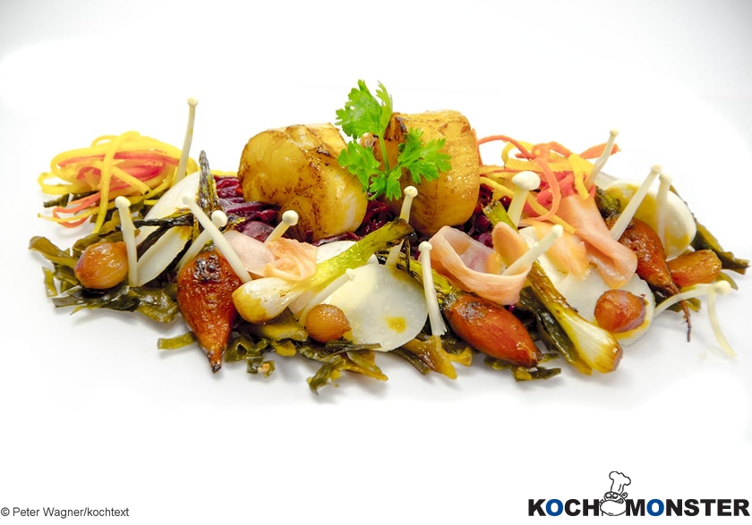 Jakobsmuscheln mit Spitzkohlsalat
Foto (c) Peter Wagner/kochtext
(stark reduzierte Bildqualität) Jakobsmuscheln mit Spitzkohlsalat