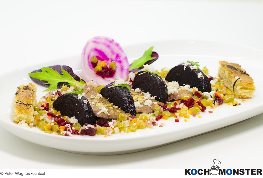 Hausgeräuchertes Rinderfilet mit Rote Bete, Speckbohnensalat und Kräuterfocaccia
Foto (c) Peter Wagner/kochtext
(stark reduzierte Bildqualität) Hausgeräuchertes Rinderfilet mit Rote Bete, Speckbohnensalat und Kräuterfocaccia