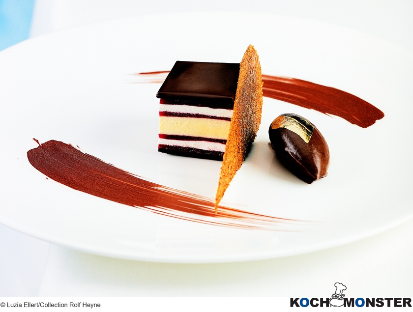Rhabarber-Holunder-Törtchen mit Vanillecreme und Tonkabohnenpraline
Foto (c) Luzia Ellert/Collection Rolf Heyne
(stark reduzierte Bildqualität) Rhabarber-Holunder-Törtchen mit Vanillecreme und Tonkabohnenpraline
