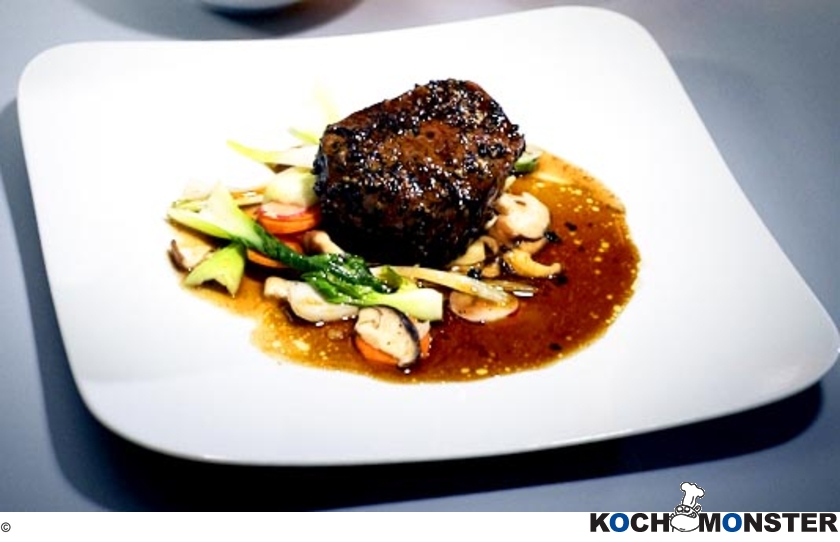 Asiatisches Pfeffersteak auf knackigem Gemüse mit Rosmarinkartoffeln
Foto (c)
(stark reduzierte Bildqualität) Asiatisches Pfeffersteak auf knackigem Gemüse mit Rosmarinkartoffeln