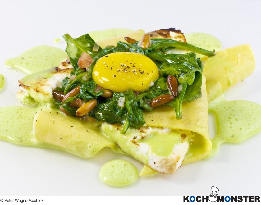 Handgerollte Lasagne mit jungem Blattspinat, gebratenem Manouri-Käse und Kopfsalatsauce