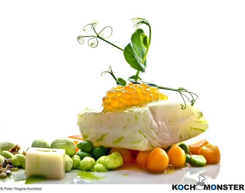 Weißer Heilbutt mit Erbsen und Möhren, Petersilienöl, Lardo und Saiblingskaviar
Foto (c) Peter Wagner/kochtext
(stark reduzierte Bildqualität) Weißer Heilbutt mit Erbsen und Möhren, Petersilienöl, Lardo und Saiblingskaviar