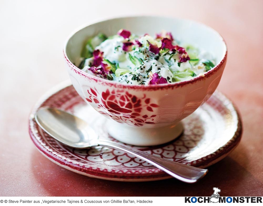 Joghurt-Gurken-Dip mit Rosenblüten
Foto (c) © Steve Painter aus „Vegetarische Tajines & Couscous von Ghillie Ba?an, Hädecke
(stark reduzierte Bildqualität) Joghurt-Gurken-Dip mit Rosenblüten