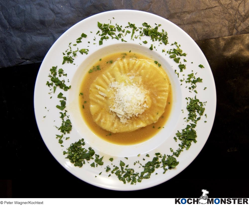 Trüffelraviolo
Foto (c) Peter Wagner/Kochtext
(stark reduzierte Bildqualität) Trüffelraviolo