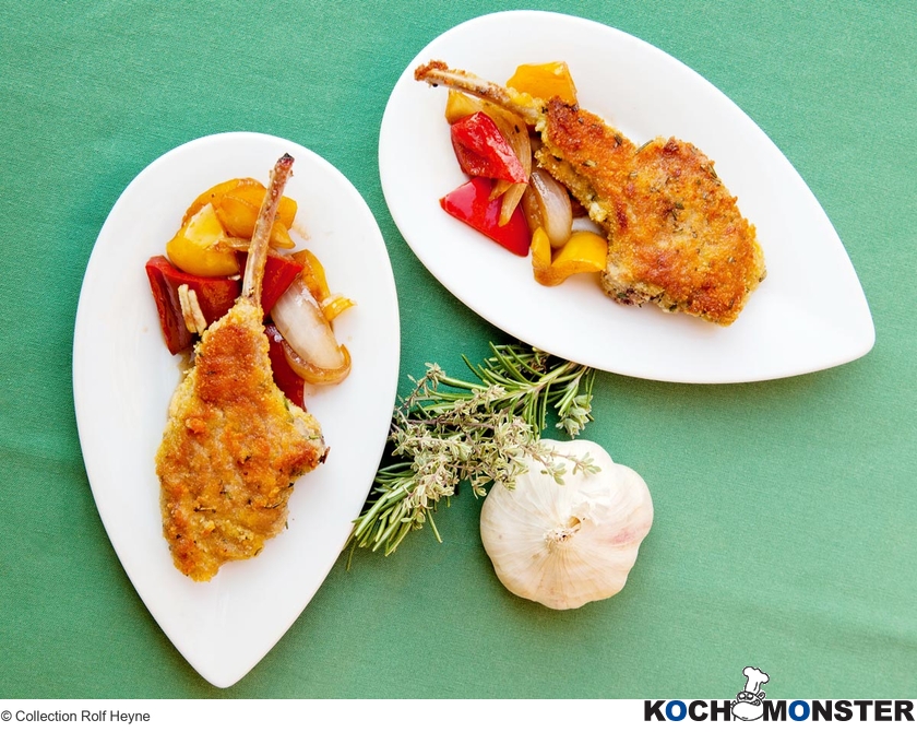 Lammkoteletts in Rosmarinkruste auf Paprikagemüse
