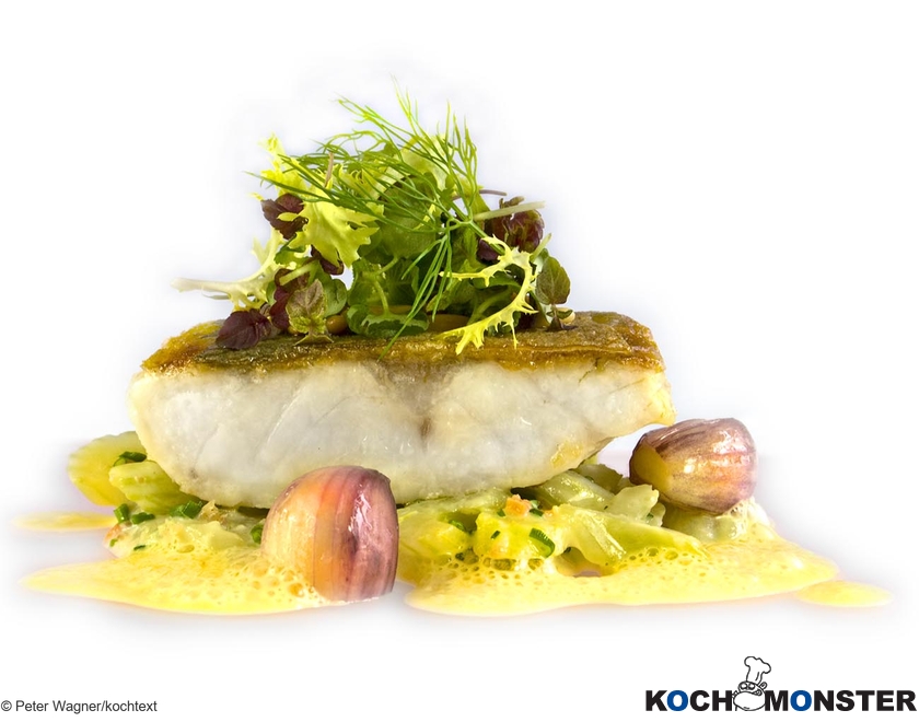 Gebratenes Filet vom Loup de Mer auf sautiertem Staudensellerie mit jungem Knoblauch und Safransoße
Foto (c) Peter Wagner/kochtext
(stark reduzierte Bildqualität) Gebratenes Filet vom Loup de Mer auf sautiertem Staudensellerie mit jungem Knoblauch und Safransoße