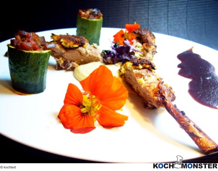 Lammcarrée in Zitruskruste mit Kichererbsenpüree und Ratatouille-Zylindern 